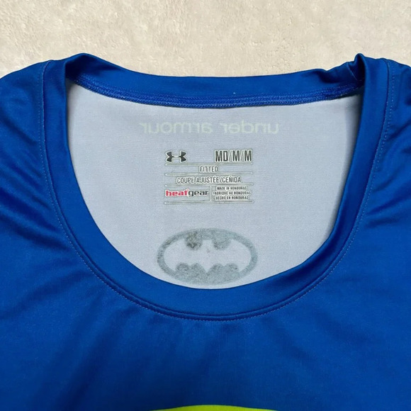 Under Armour Womens Fitted Shirt Medium Heatgear Marvel Batman Workout Blue - Picture 3 of 10